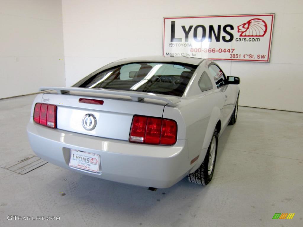 2006 Mustang V6 Premium Coupe - Satin Silver Metallic / Dark Charcoal photo #16
