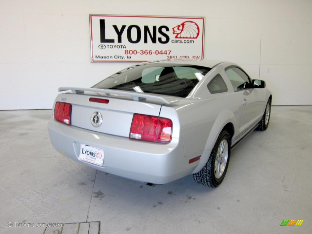 2006 Mustang V6 Premium Coupe - Satin Silver Metallic / Dark Charcoal photo #17