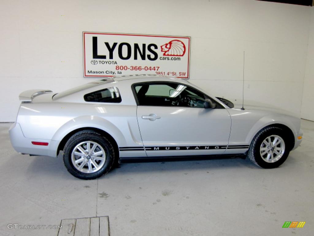 2006 Mustang V6 Premium Coupe - Satin Silver Metallic / Dark Charcoal photo #20