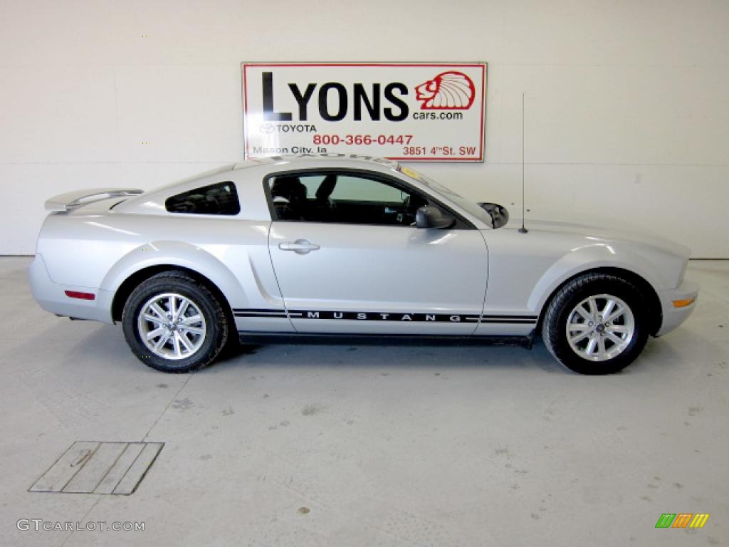 2006 Mustang V6 Premium Coupe - Satin Silver Metallic / Dark Charcoal photo #21