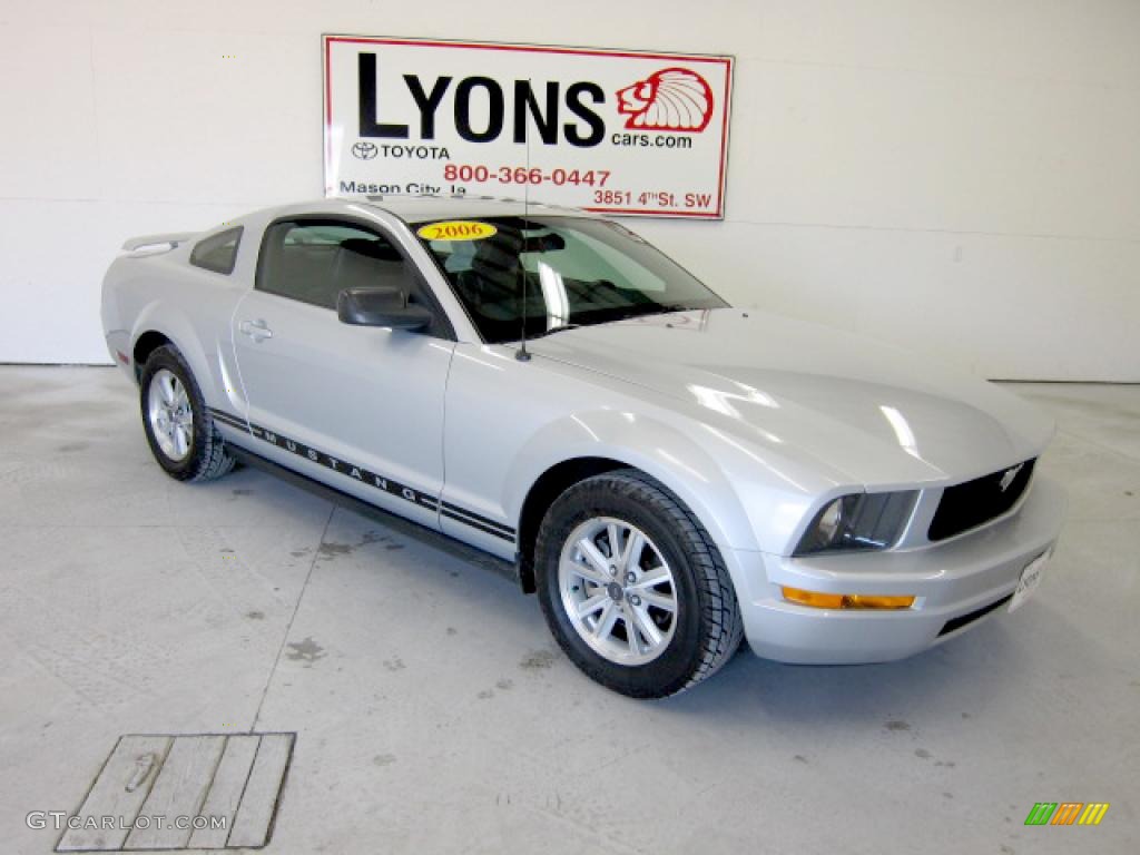 2006 Mustang V6 Premium Coupe - Satin Silver Metallic / Dark Charcoal photo #23