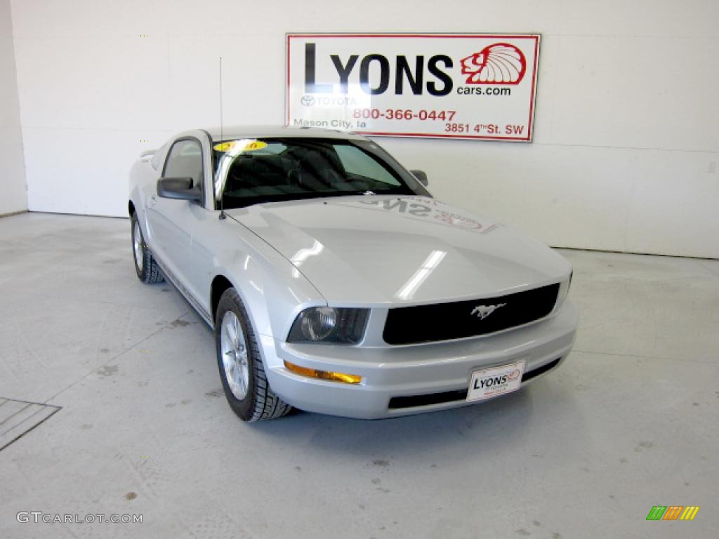 2006 Mustang V6 Premium Coupe - Satin Silver Metallic / Dark Charcoal photo #25