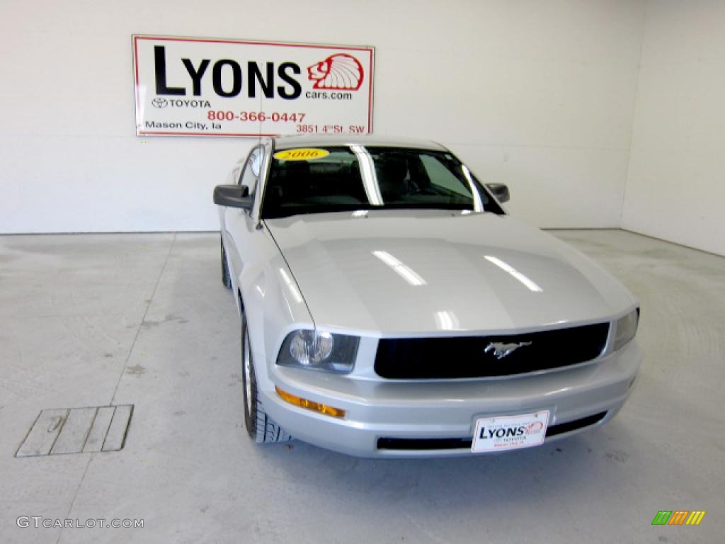 2006 Mustang V6 Premium Coupe - Satin Silver Metallic / Dark Charcoal photo #26