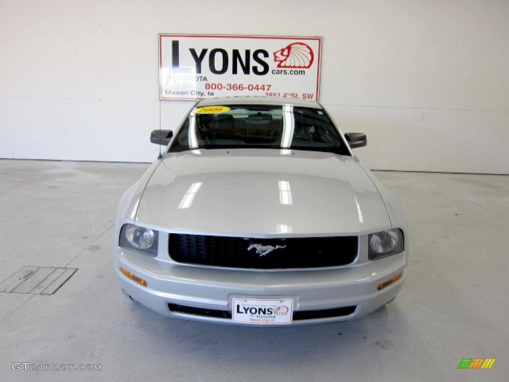 2006 Mustang V6 Premium Coupe - Satin Silver Metallic / Dark Charcoal photo #27