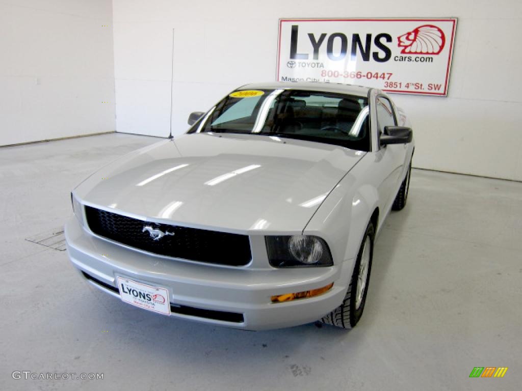 2006 Mustang V6 Premium Coupe - Satin Silver Metallic / Dark Charcoal photo #28