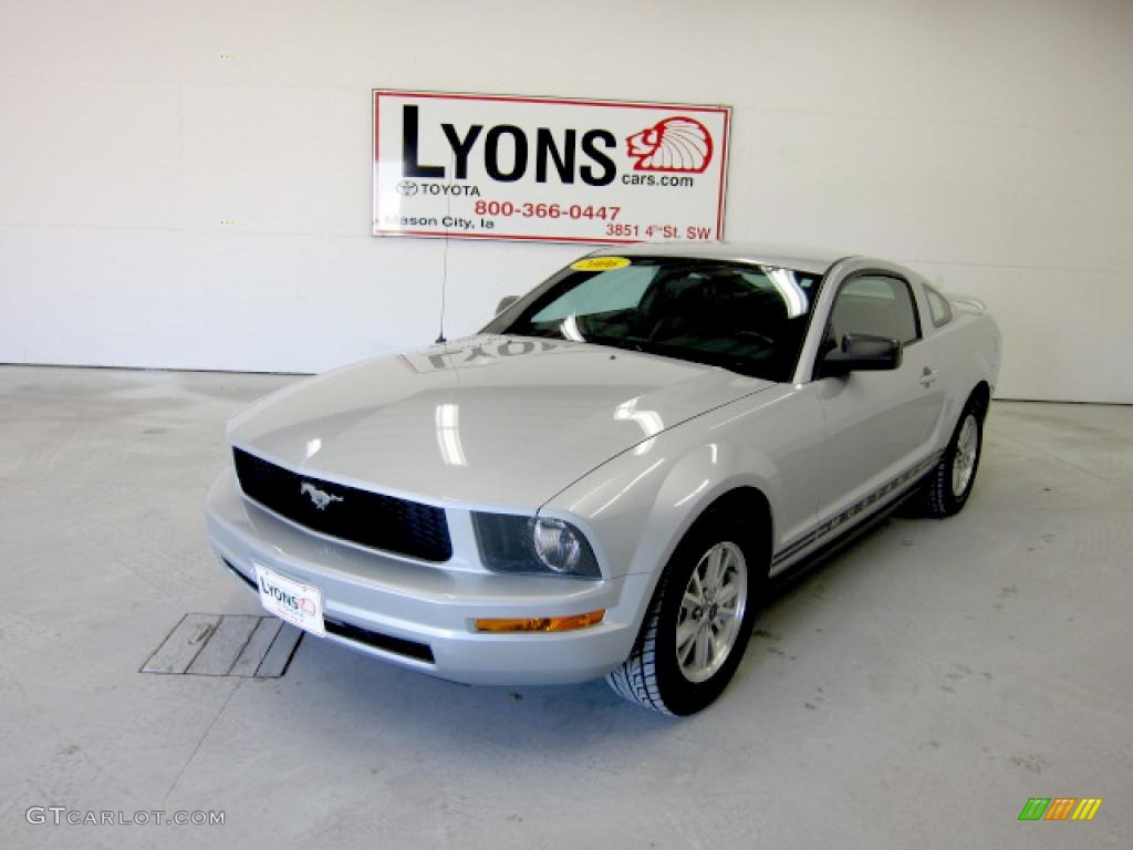 2006 Mustang V6 Premium Coupe - Satin Silver Metallic / Dark Charcoal photo #29