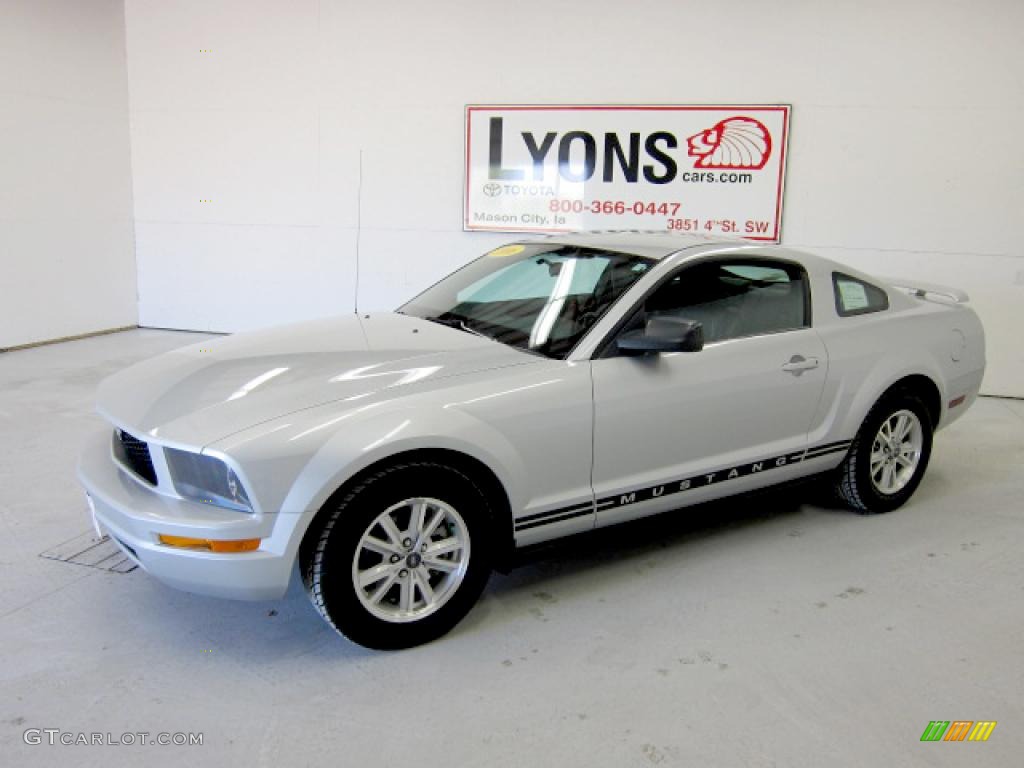 2006 Mustang V6 Premium Coupe - Satin Silver Metallic / Dark Charcoal photo #30