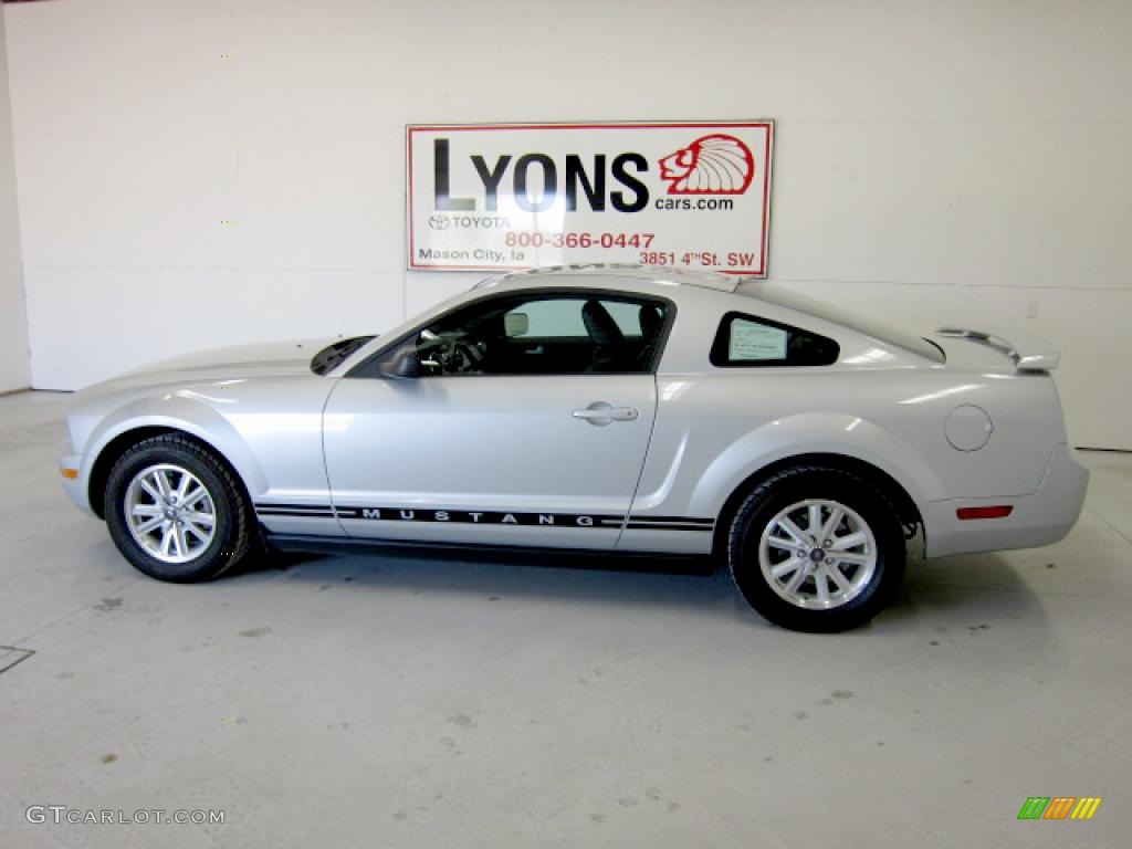 2006 Mustang V6 Premium Coupe - Satin Silver Metallic / Dark Charcoal photo #33