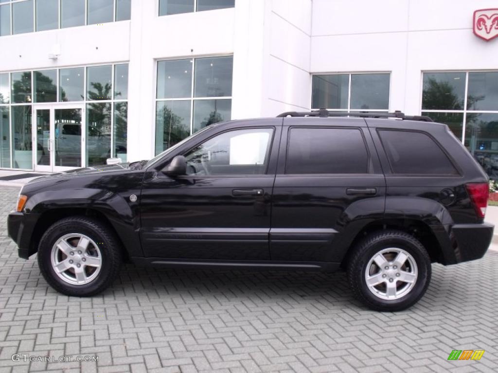 2005 Grand Cherokee Laredo 4x4 - Brilliant Black Crystal Pearl / Medium Slate Gray photo #2