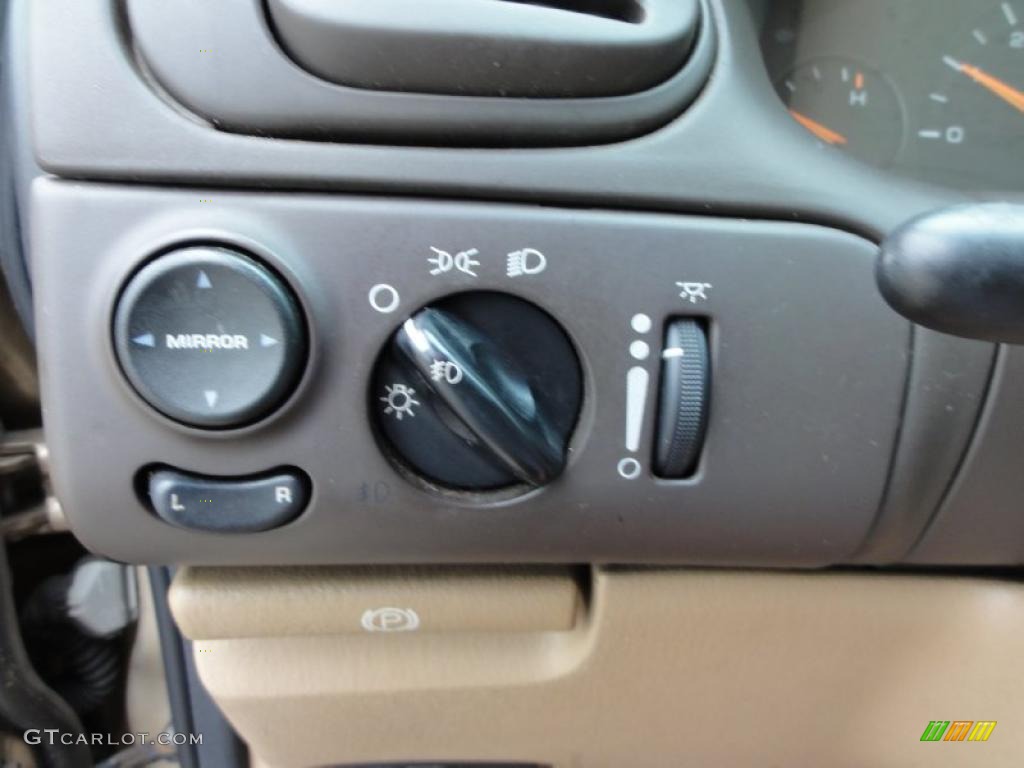 2000 Chrysler Town & Country LXi Controls Photo #49400909