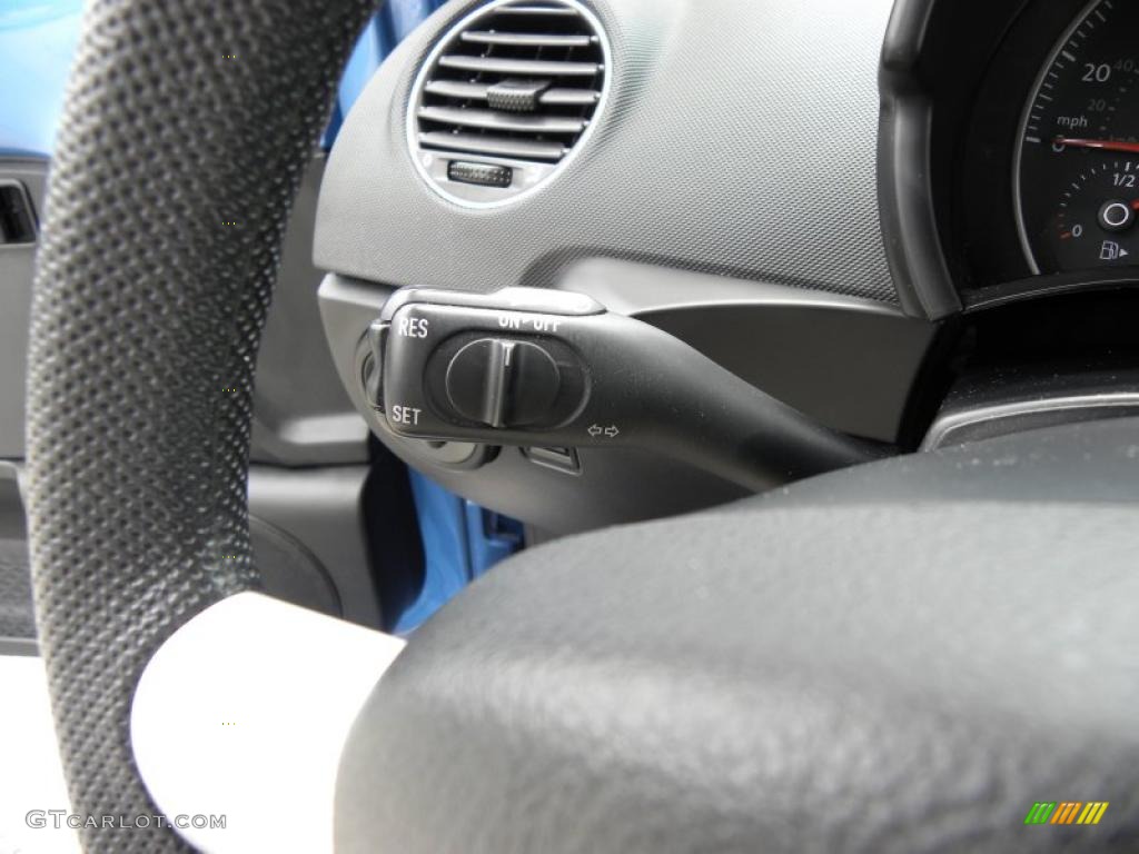 2010 Volkswagen New Beetle 2.5 Coupe Controls Photo #49401218