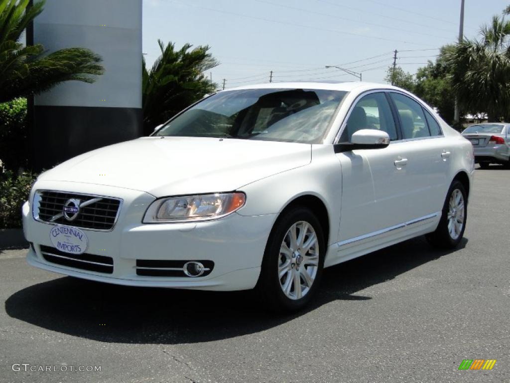 Ice White Volvo S80