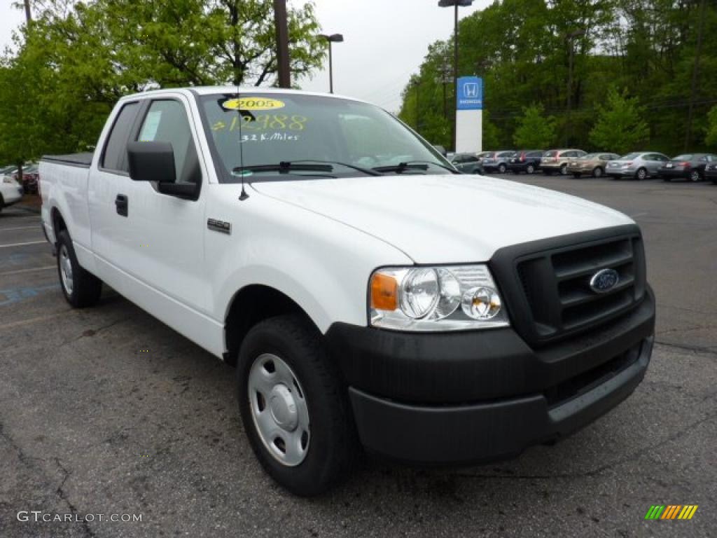 2005 F150 XL SuperCab - Oxford White / Medium Flint Grey photo #5