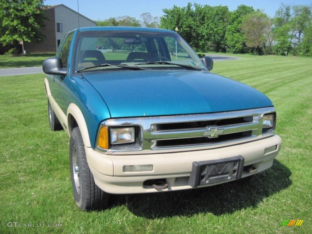 1995 S10 LS Extended Cab 4x4 - Bright Teal Metallic / Tan photo #2