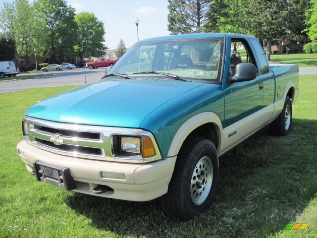 1995 S10 LS Extended Cab 4x4 - Bright Teal Metallic / Tan photo #3