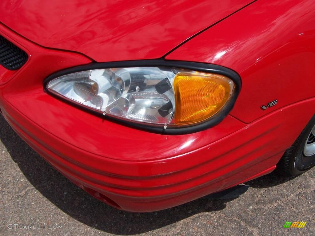 2002 Grand Am SE Sedan - Bright Red / Dark Pewter photo #11