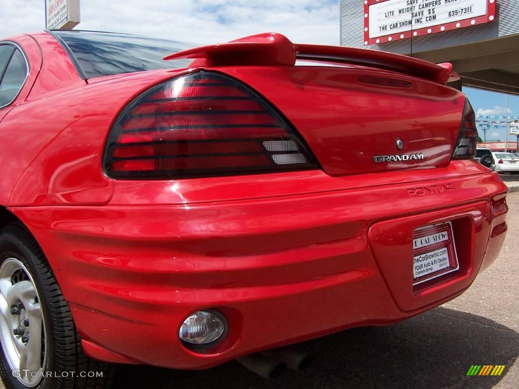 2002 Grand Am SE Sedan - Bright Red / Dark Pewter photo #13