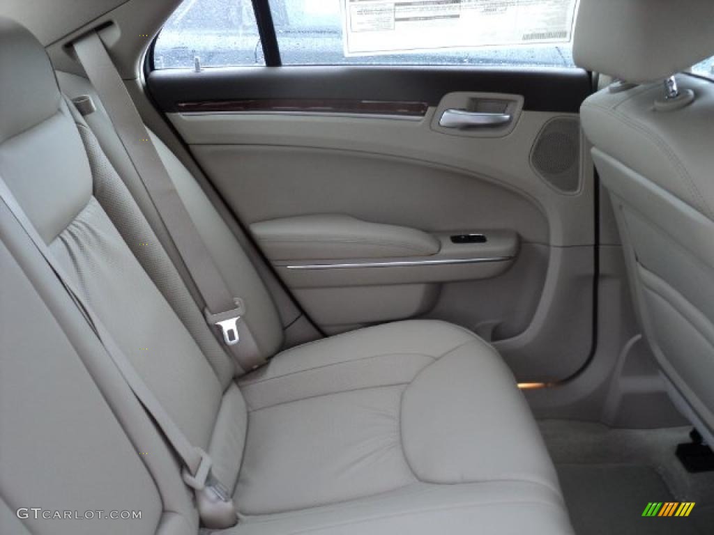 2011 300 Limited - Ivory Tri-Coat Pearl / Black/Light Frost Beige photo #20