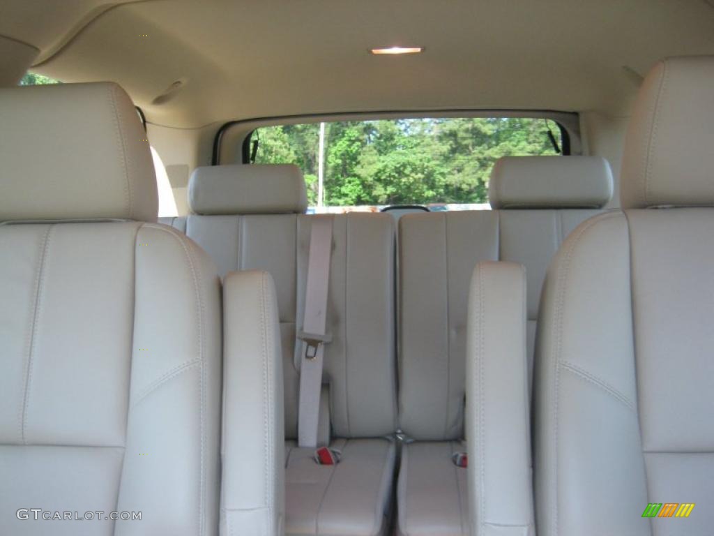 2011 Suburban LT 4x4 - Summit White / Light Cashmere/Dark Cashmere photo #21