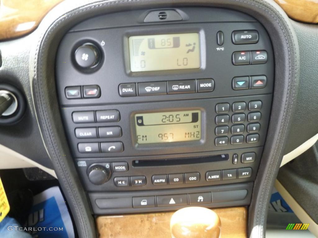 2003 Jaguar S-Type 3.0 Controls Photo #49426558