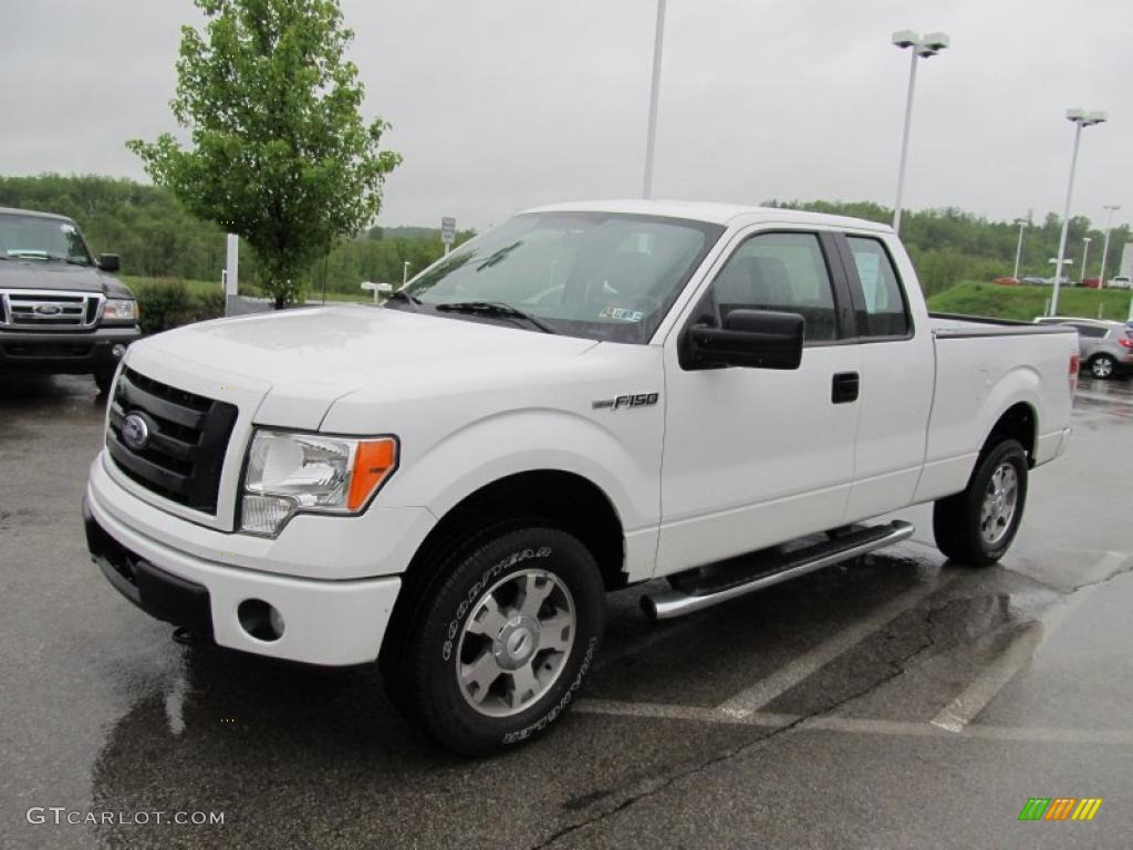 2010 F150 STX SuperCab 4x4 - Oxford White / Medium Stone photo #4