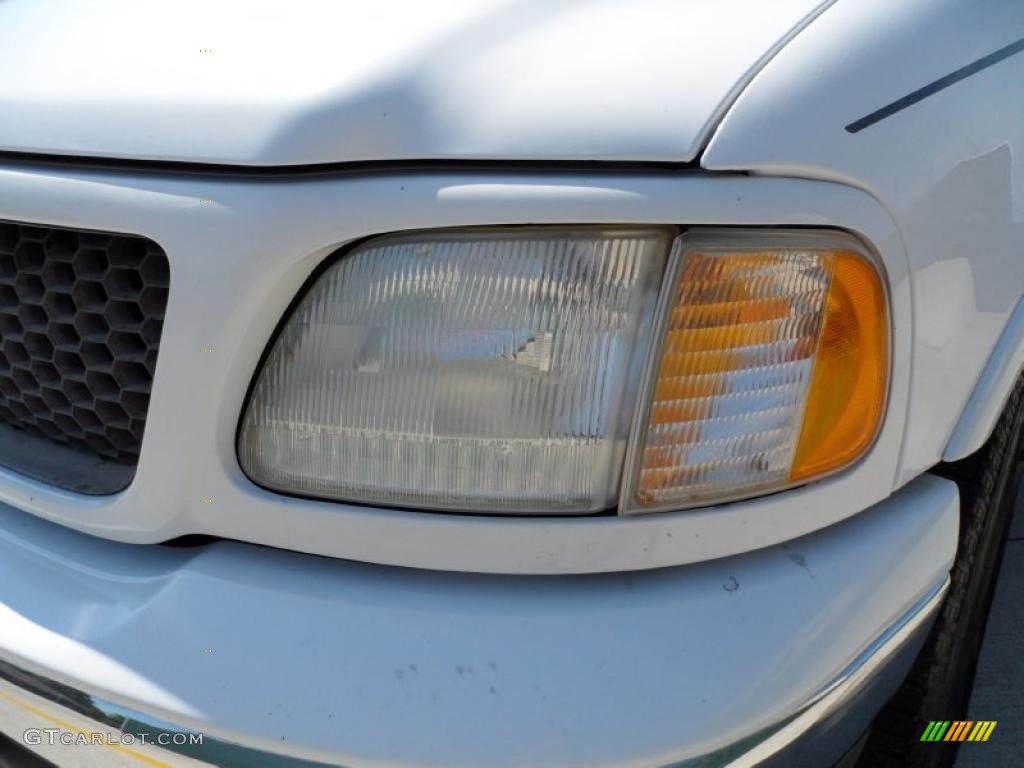 2003 F150 Lariat SuperCrew - Oxford White / Medium Graphite Grey photo #10