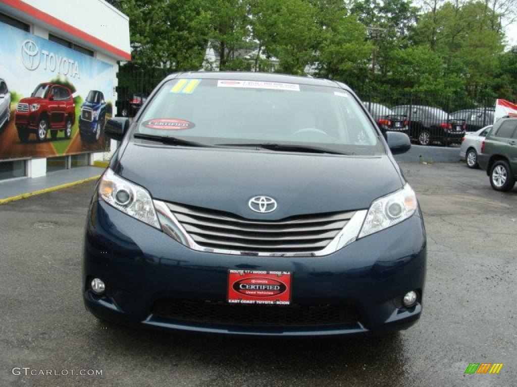 2011 Sienna XLE - South Pacific Blue Pearl / Light Gray photo #2