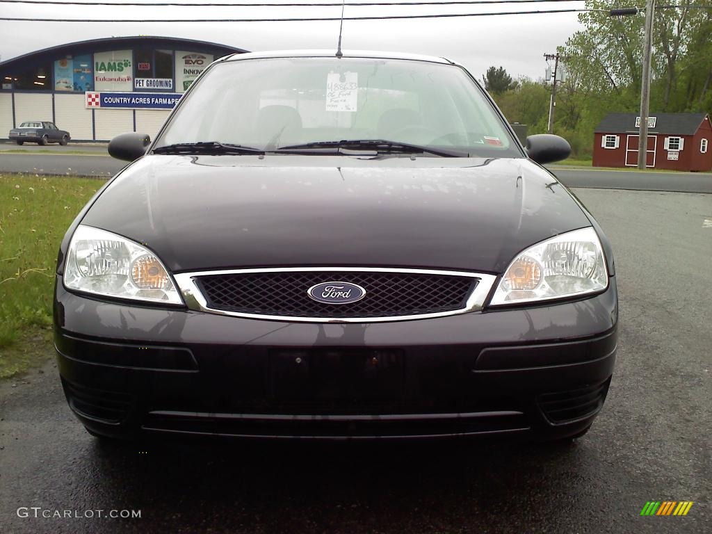2006 Focus ZX4 SE Sedan - Pitch Black / Dark Flint/Light Flint photo #2