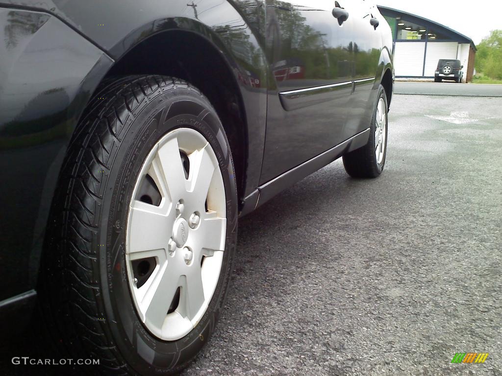 2006 Focus ZX4 SE Sedan - Pitch Black / Dark Flint/Light Flint photo #5