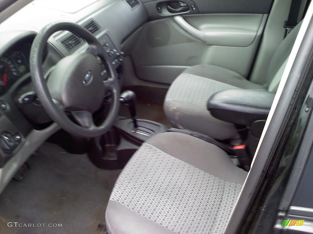 2006 Focus ZX4 SE Sedan - Pitch Black / Dark Flint/Light Flint photo #10