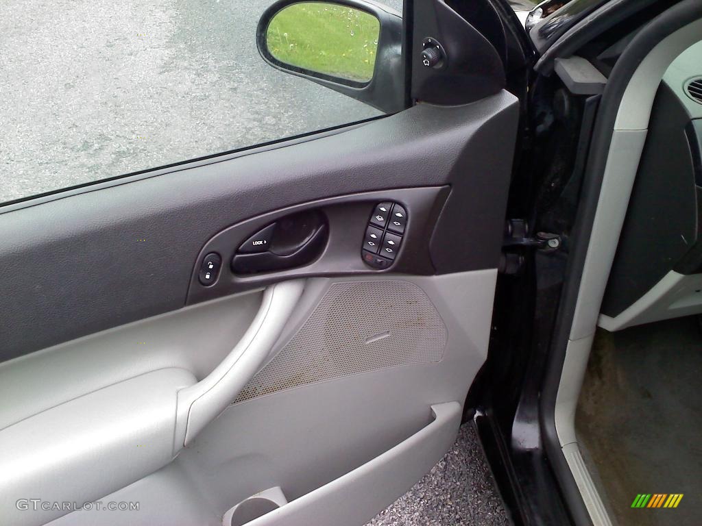 2006 Focus ZX4 SE Sedan - Pitch Black / Dark Flint/Light Flint photo #12