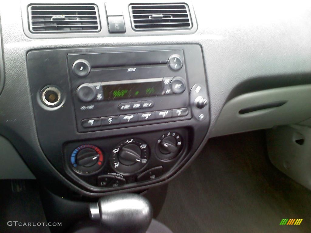 2006 Focus ZX4 SE Sedan - Pitch Black / Dark Flint/Light Flint photo #14