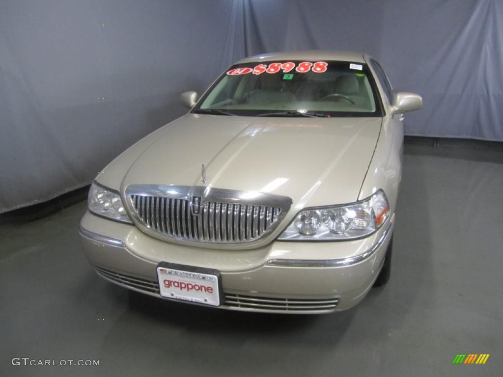 2004 Town Car Executive - Pueblo Gold Metallic / Light Parchment photo #2