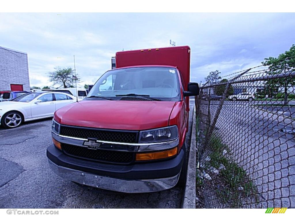 2005 Express 3500 Cutaway Moving Van - Victory Red / Medium Dark Pewter photo #5