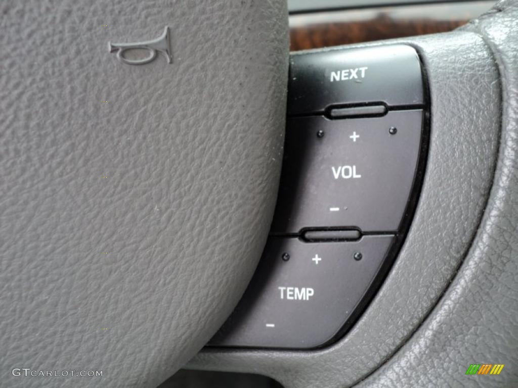 2005 Mercury Grand Marquis LS Controls Photo #49488984