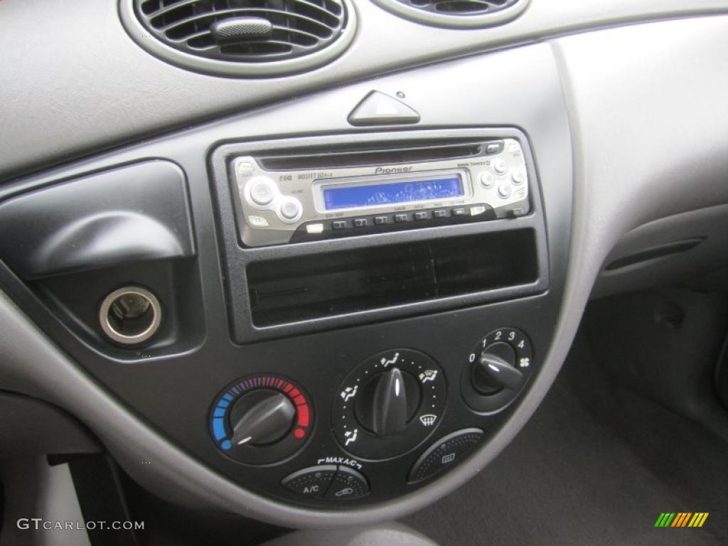 2003 Ford Focus LX Sedan Controls Photo #49497414