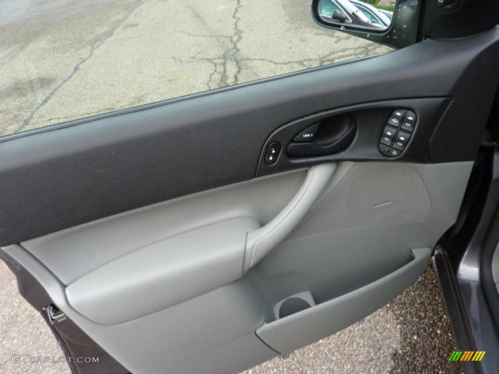 2006 Ford Focus ZXW SE Wagon Dark Flint/Light Flint Door Panel Photo #49505016