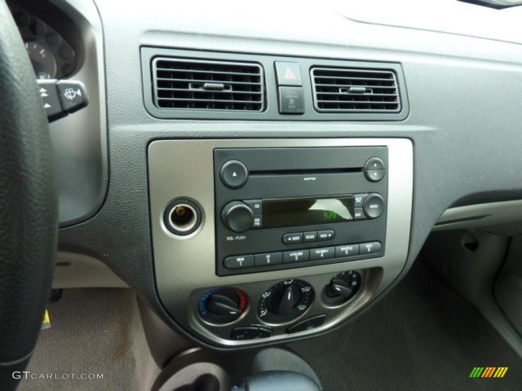 2006 Ford Focus ZXW SE Wagon Controls Photo #49505076