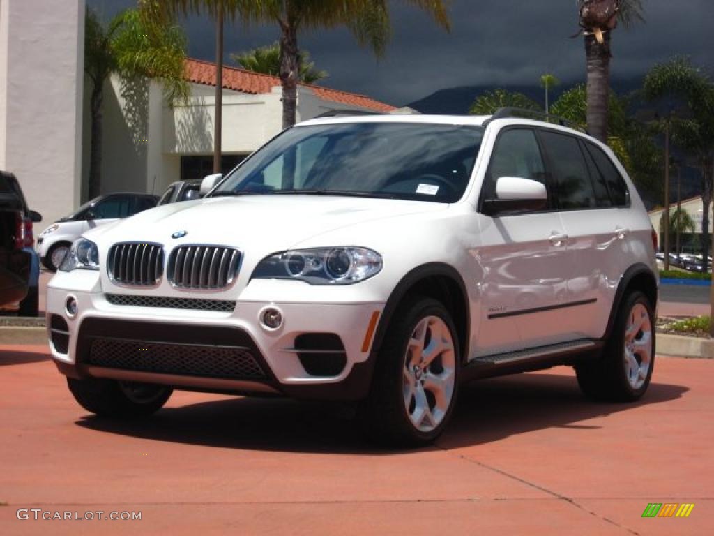 2011 X5 xDrive 35d - Alpine White / Sand Beige photo #1