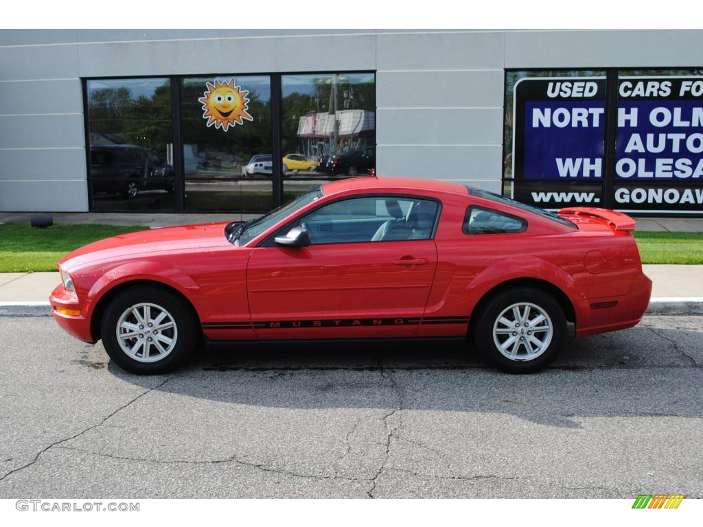 2005 Mustang V6 Deluxe Coupe - Torch Red / Light Graphite photo #5