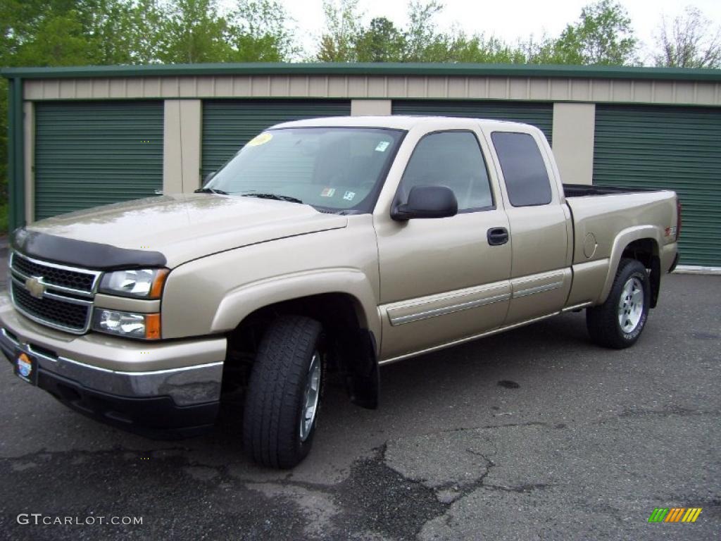 2006 Silverado 1500 Z71 Extended Cab 4x4 - Sandstone Metallic / Dark Charcoal photo #1