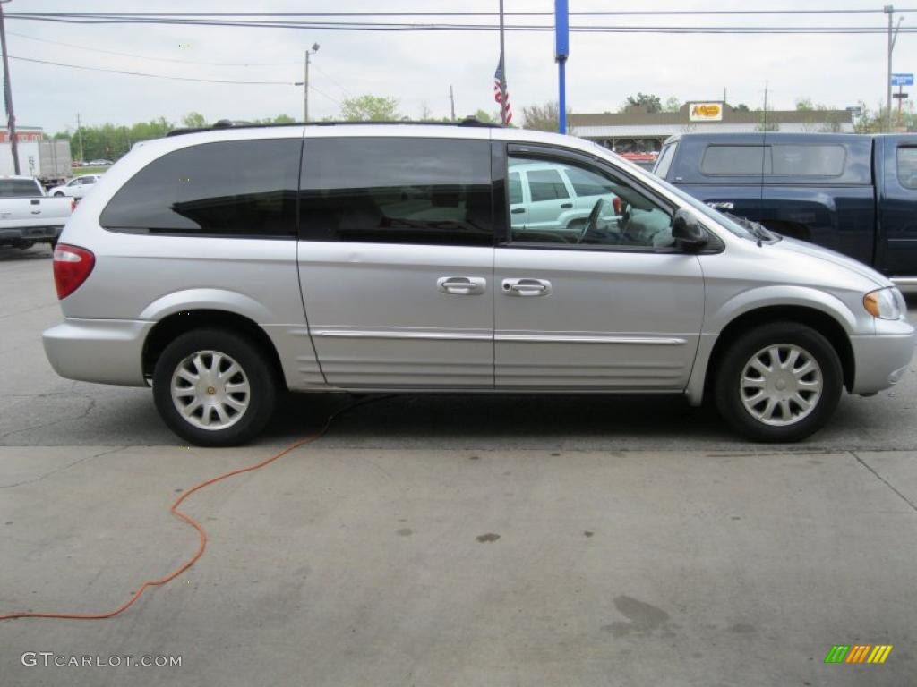 2002 Town & Country LXi - Bright Silver Metallic / Sandstone photo #17