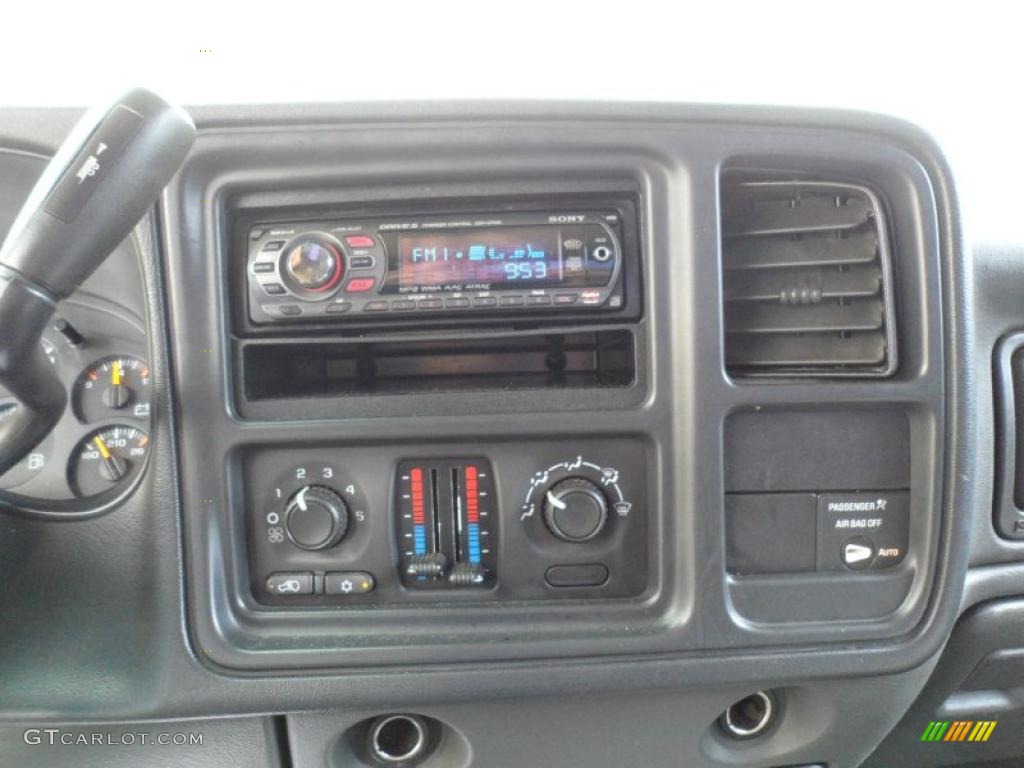 2004 Chevrolet Silverado 1500 LS Extended Cab Controls Photo #49551065