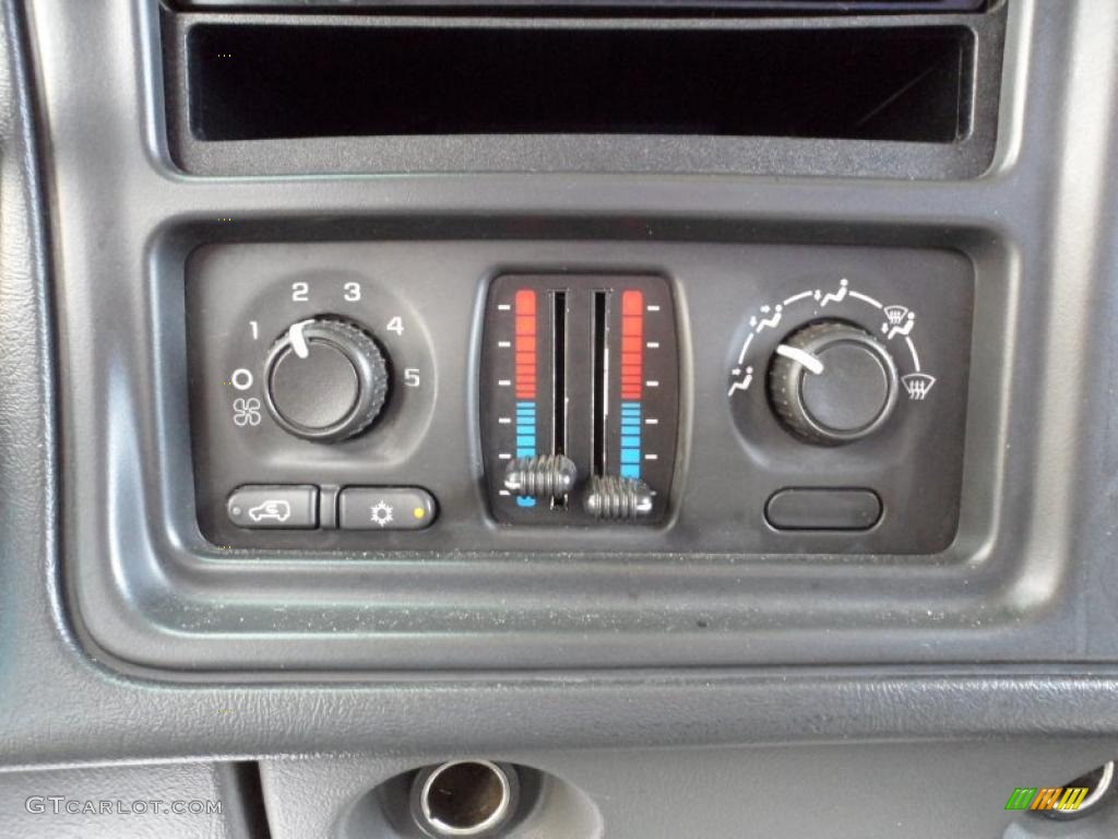 2004 Chevrolet Silverado 1500 LS Extended Cab Controls Photo #49551086