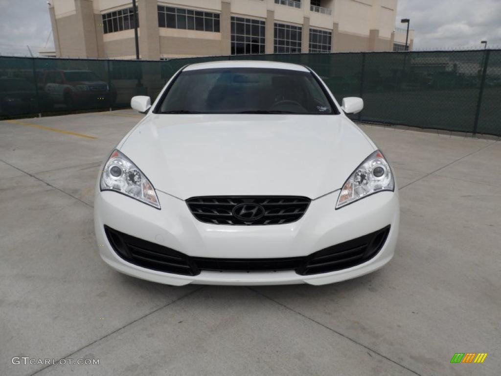 2010 Genesis Coupe 2.0T Track - Karussell White / Black photo #8