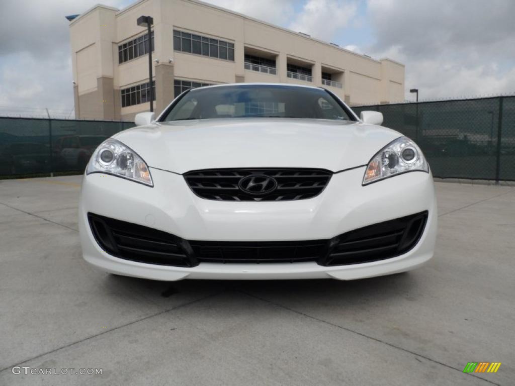 2010 Genesis Coupe 2.0T Track - Karussell White / Black photo #9