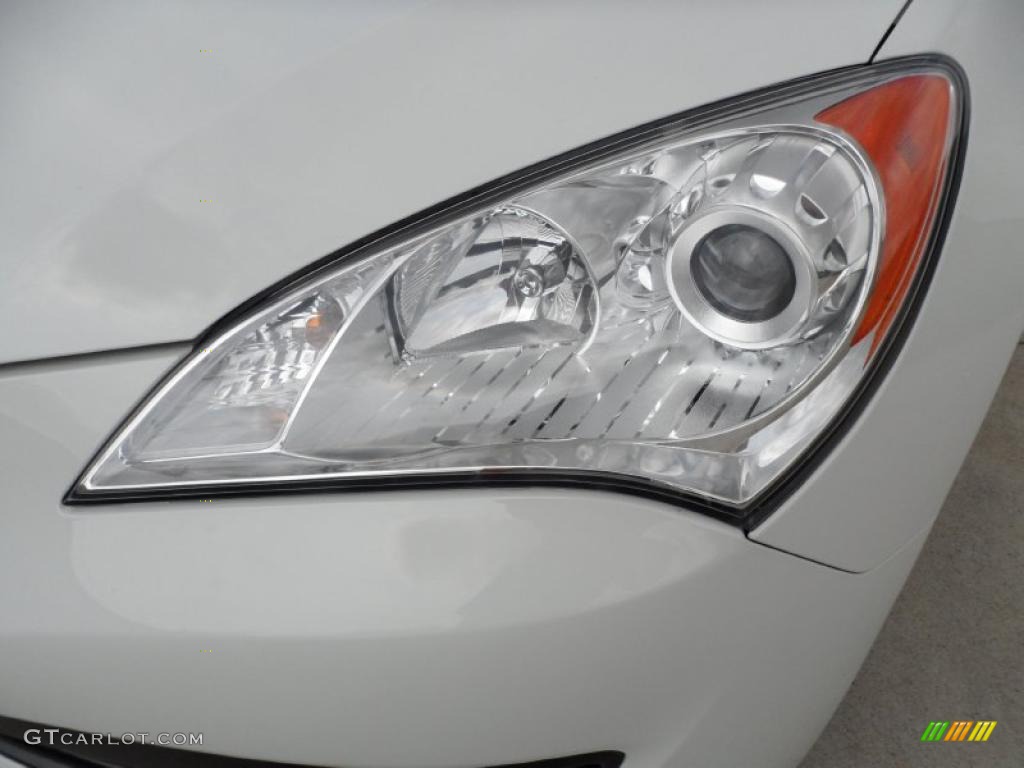 2010 Genesis Coupe 2.0T Track - Karussell White / Black photo #11