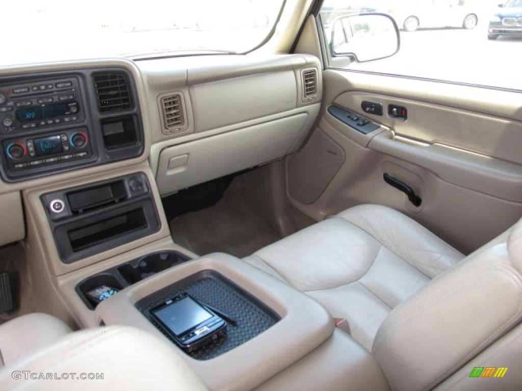 Tan/Neutral Interior 2004 Chevrolet Suburban 1500 LT Photo #49561646