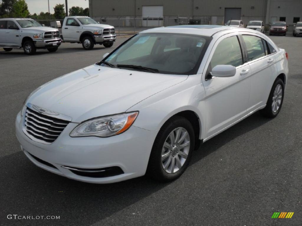 2011 200 Touring - Bright White / Black/Light Frost Beige photo #1