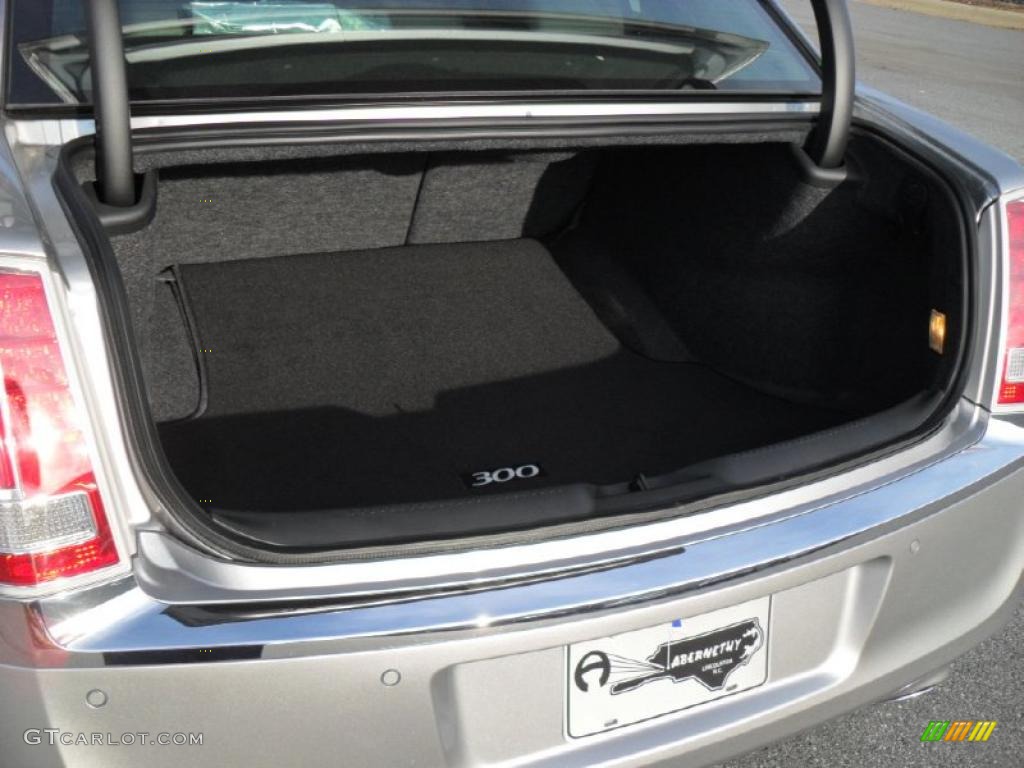 2011 Chrysler 300 C Hemi Trunk Photo #49583515